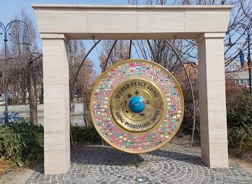 hungary/budapest/landmark/world-peace-gong