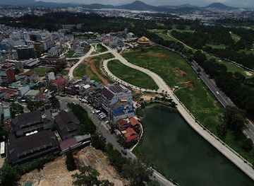 vietnam/dalat/xuan-huong-lake/landmark/phuong-tim-ben-ho-xuan-huong