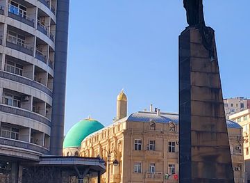 azerbaijan/baku/landmark/azad-qadin-heykli
