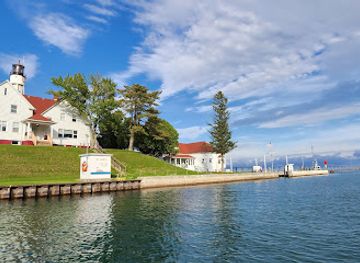 wisconsin/sturgeon-bay/landmark/sturgeon-bay-ship-canal-pierhead-lighthouse