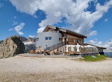 italy/val-di-fassa/landmark/refuge-sass-bece