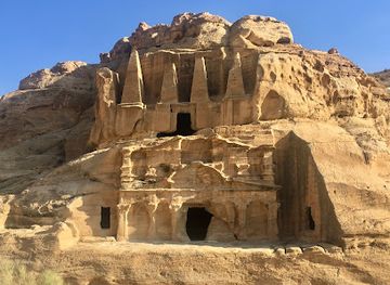 jordan/ma-an-plateau/landmark/obelisk-tomb-bab-as-siq-triclinium