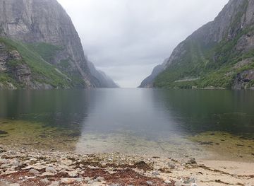 norway/lysefjord/landmark/parking-and-swimming