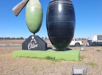 australia/south-east-south-australia/landmark/the-big-olive-sculpture