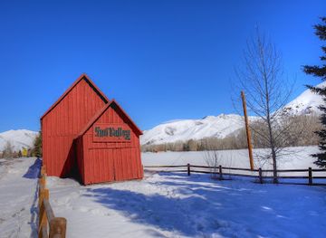 idaho/sun-valley/landmark/old-sun-valley-barn