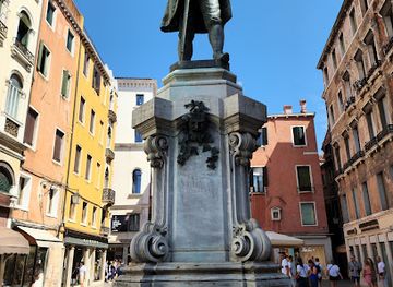 italy/veneto/landmark/monumento-storico-a-carlo-goldoni