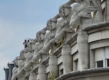 france/paris/landmark/atlantes