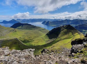 faroe-islands/sandavagur/landmark/slattaratindur