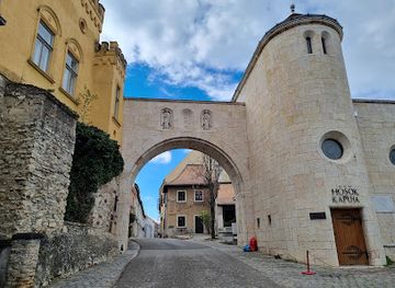 hungary/veszprem/landmark/castle-gate-heroes-gate