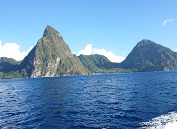 saint-lucia/pitons/landmark/pitons-bay