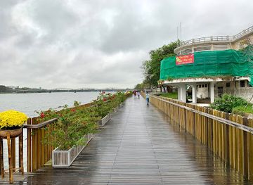 vietnam/hue/phu-huong/landmark/perfume-river-pedestrian-bridge