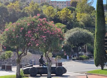 monaco/jardin-exotique/landmark/juan-manuel-fangio-statue