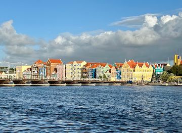curacao/caracas-bay/landmark/queen-emma-bridge