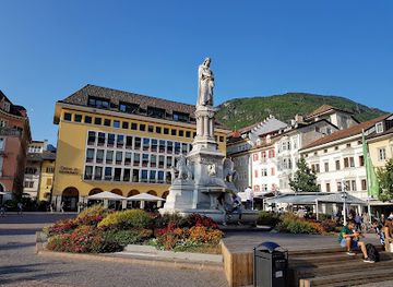 italy/alto-adige/landmark/monument-walther-von-der-vogelweide
