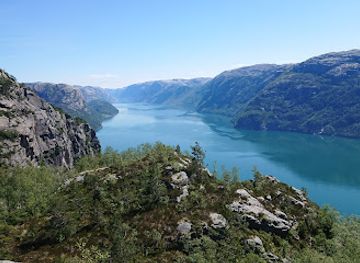 norway/preikestolen/landmark/hengjanefossen-waterfall