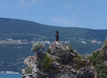 montenegro/vasojevici/landmark/statue-of-a-girl