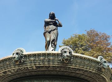 france/ile-de-france/landmark/fontaine-de-diane