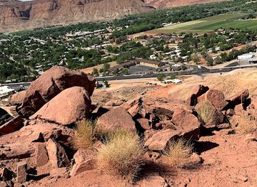 utah/canyonlands/landmark/raven-s-rim-adventure-tours