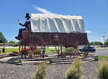 illinois/central-illinois/landmark/world-s-largest-railsplitter-covered-wagon