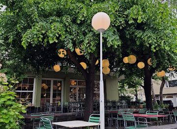 switzerland/basel/kleinbasel/landmark/basilia-basiliskenstatue-auf-der-terrasse-vor-dem-hotel-basilisl