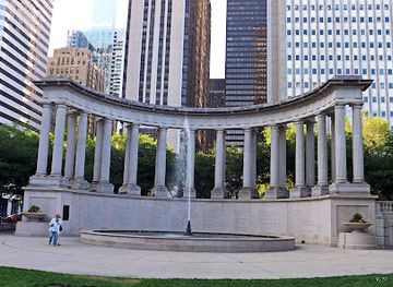 illinois/chicago/millennium-park/landmark/wrigley-square