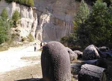 romania/ramnicu-valcea/landmark/muzeul-trovantilor
