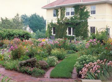 illinois/quad-cities/landmark/deere-wiman-carriage-house