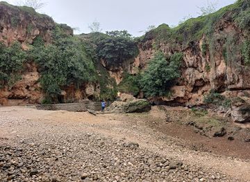 oman/dhofar-governorate/landmark/garziz-waterfall-and-spring-small-river