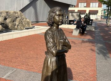 louisiana/new-orleans/landmark/anne-frank-statue