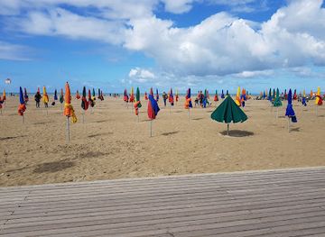 france/normandy-beaches/landmark/deauville-beach