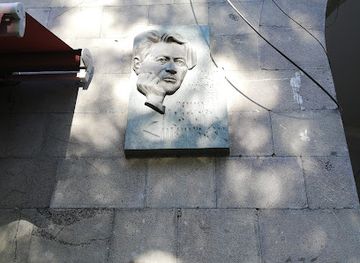 armenia/yerevan/landmark/pamyatnaya-doska-arcakhskomu-pisatelyu-leonidu-khuruntsu