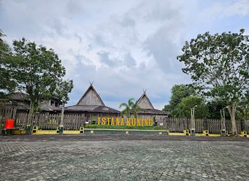 indonesia/kalimantan/landmark/istana-kuning