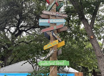 texas/austin/landmark/the-austin-texas-house-totem-pole