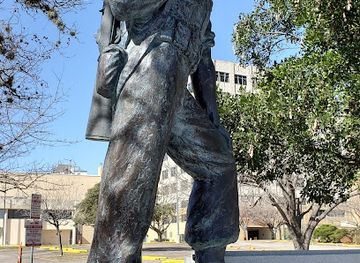 texas/central-texas/landmark/gold-star-mothers-memorial