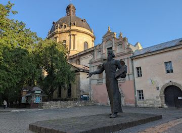 ukraine/lviv/rynok-square/landmark/ivan-fedorov-statue