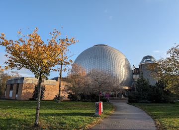 germany/berlin/prenzlauer-berg/landmark/sonnenuhr-am-zeiss-grossplanetarium