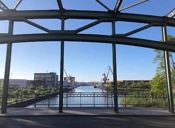 germany/hannover/linden/landmark/blick-von-der-kanalbrucke-auf-den-lindener-hafen