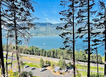 oregon/cascade-mountains/landmark/lower-multnomah-falls