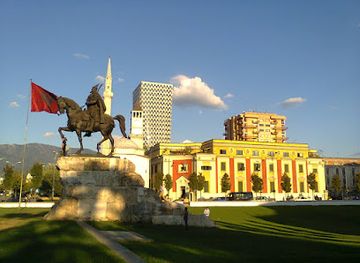 albania/tirana/landmark/skanderbeg-statue