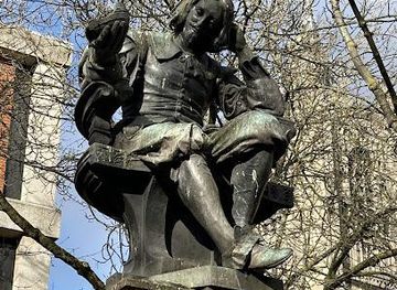 united-kingdom/norwich/landmark/sir-thomas-browne-statue