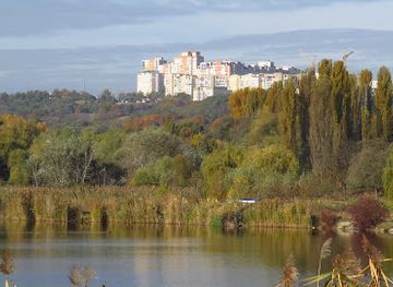 moldova/chisinau/botanica/landmark/lacul-din-muzeul-satului