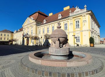 hungary/szekesfehervar/landmark/country-apple-statue