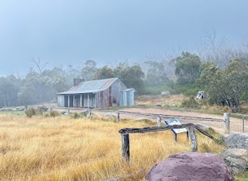 australia/high-country/landmark/bluff-hut