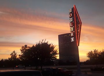 texas/the-woodlands/landmark/bowlero-woodlands