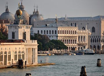 italy/veneto/landmark/punta-della-dogana-pinault-collection