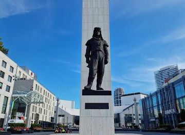 slovakia/bratislava/landmark/statue-of-general-milan-rastislav-stefanik