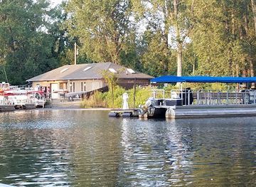 pennsylvania/erie/landmark/evening-lagoon-by-pontoon
