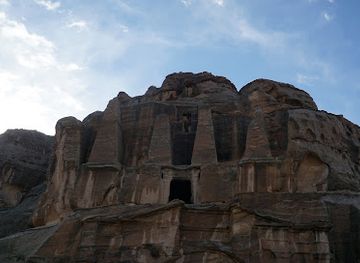 jordan/burial-mounds/landmark/obelisk-tomb-bab-as-siq-triclinium