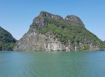 vietnam/cat-ba-island/landmark/hospital-cave