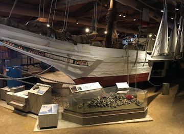 maryland/chesapeake-bay-maritime-museum/landmark/oystering-on-the-chesapeake-cbmm